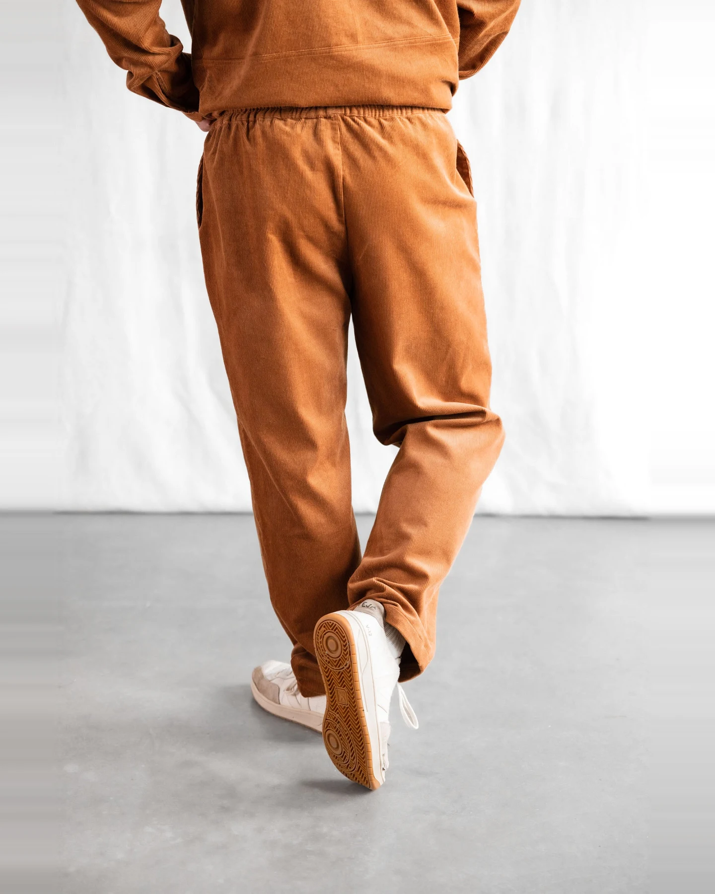Jyoti Fair Works Herren vegan Hose Corduroy Jhan Cinnamon – Ansicht 2