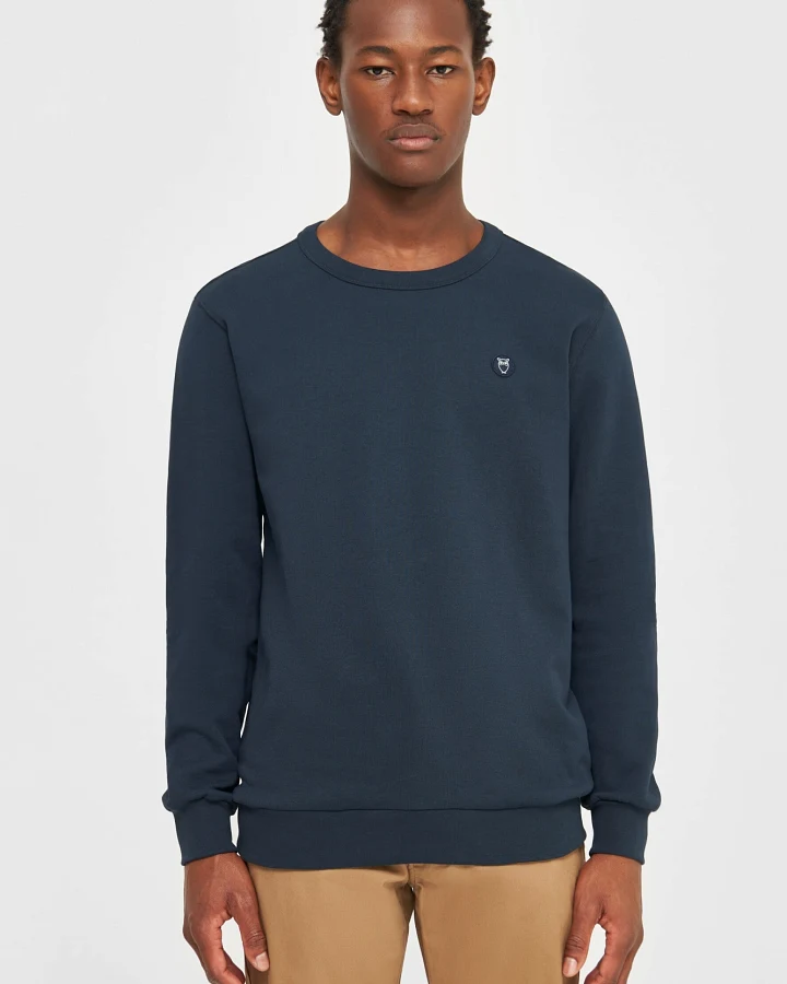 KnowledgeCotton Apparel Herren vegan Sweatshirt Basic Abzeichen Total Eclipse Navy