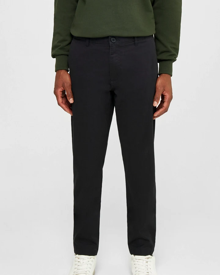 KnowledgeCotton Apparel Herren vegan Chino-Hose Luca Slim Twill Schwarz Jet