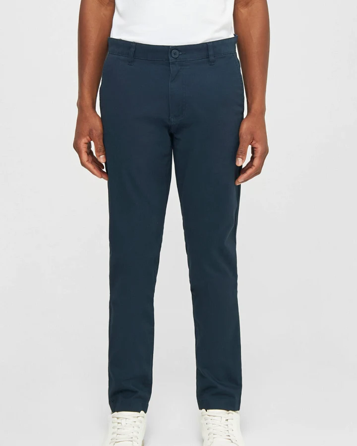 KnowledgeCotton Apparel Herren vegan Chino-Hose Luca Slim Twill Total Eclipse Navy