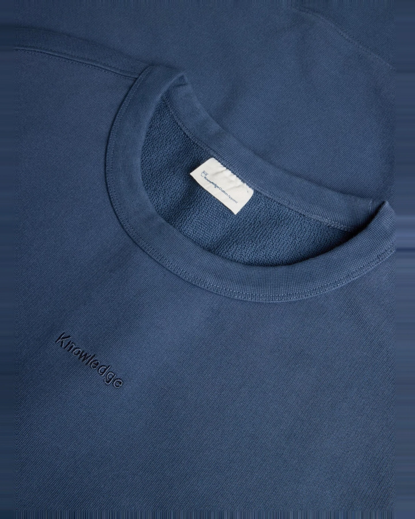 KnowledgeCotton Apparel Herren vegan Sweatshirt Stickerei Rundhalsausschnitt Vintage Indigo – Ansicht 2