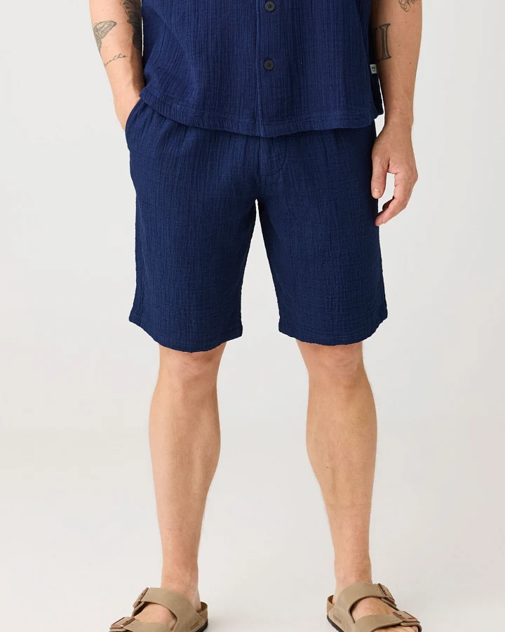 KnowledgeCotton Apparel Herren vegan Shorts Loose Dobby Fig Indigo