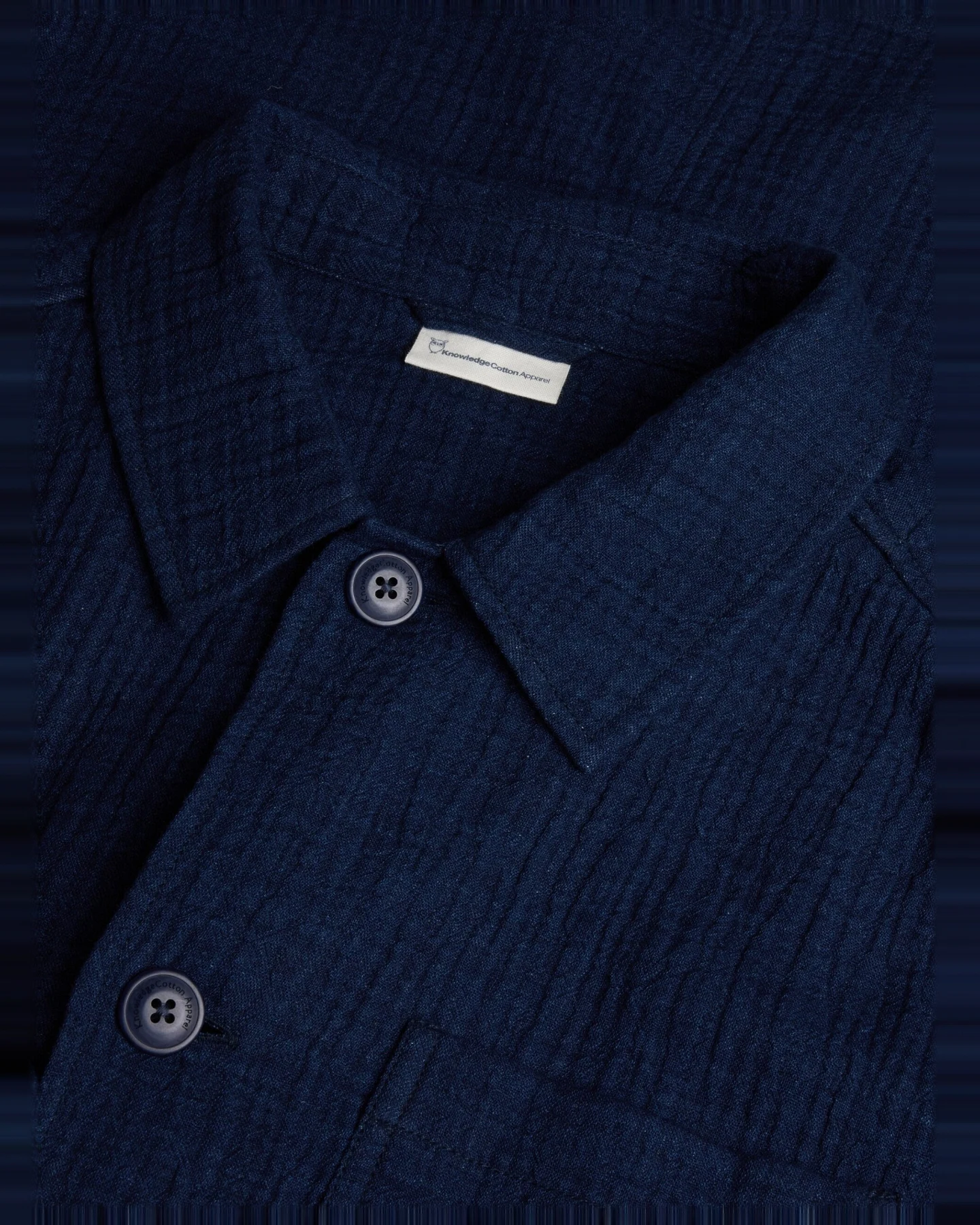 KnowledgeCotton Apparel Herren vegan Überhemd Dobby Indigo – Ansicht 2