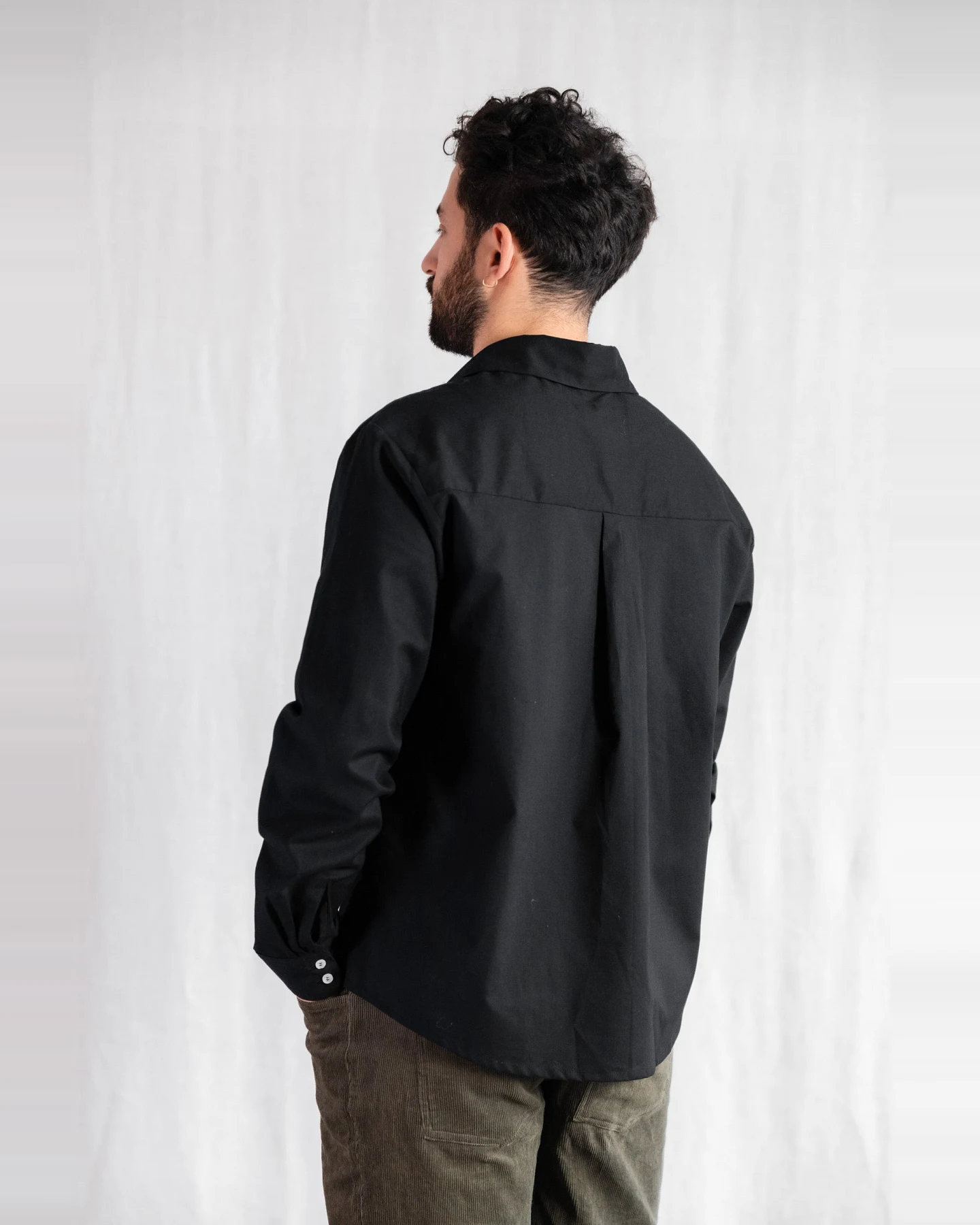 Jyoti - Fair Works Herren vegan Shirt Nakshita Schwarz – Ansicht 2