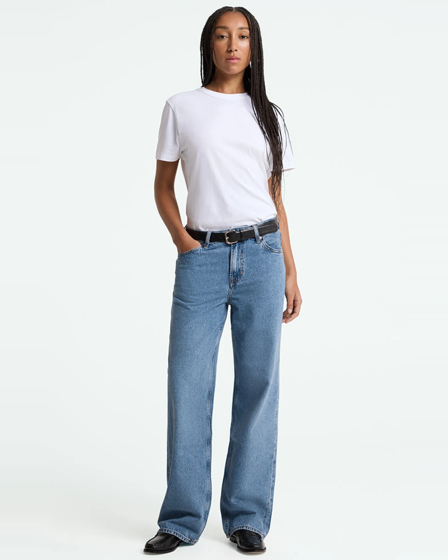 Kings of Indigo Damen vegan Jeans Joan Cindy Mid Washed Blau – Ansicht 2