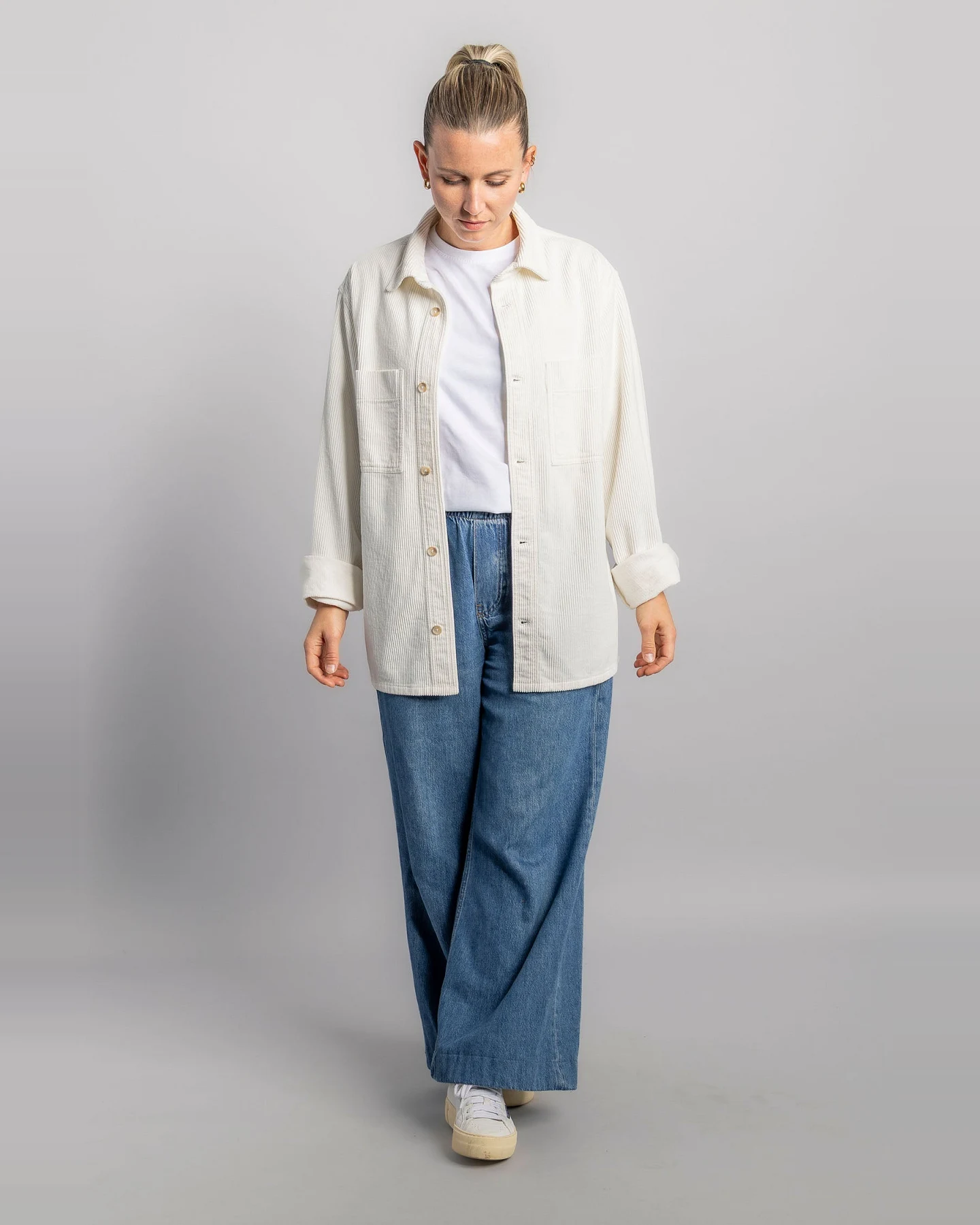 DIRTS Damen vegan Überhemd Cord Ungefärbt Weiß – Ansicht 2
