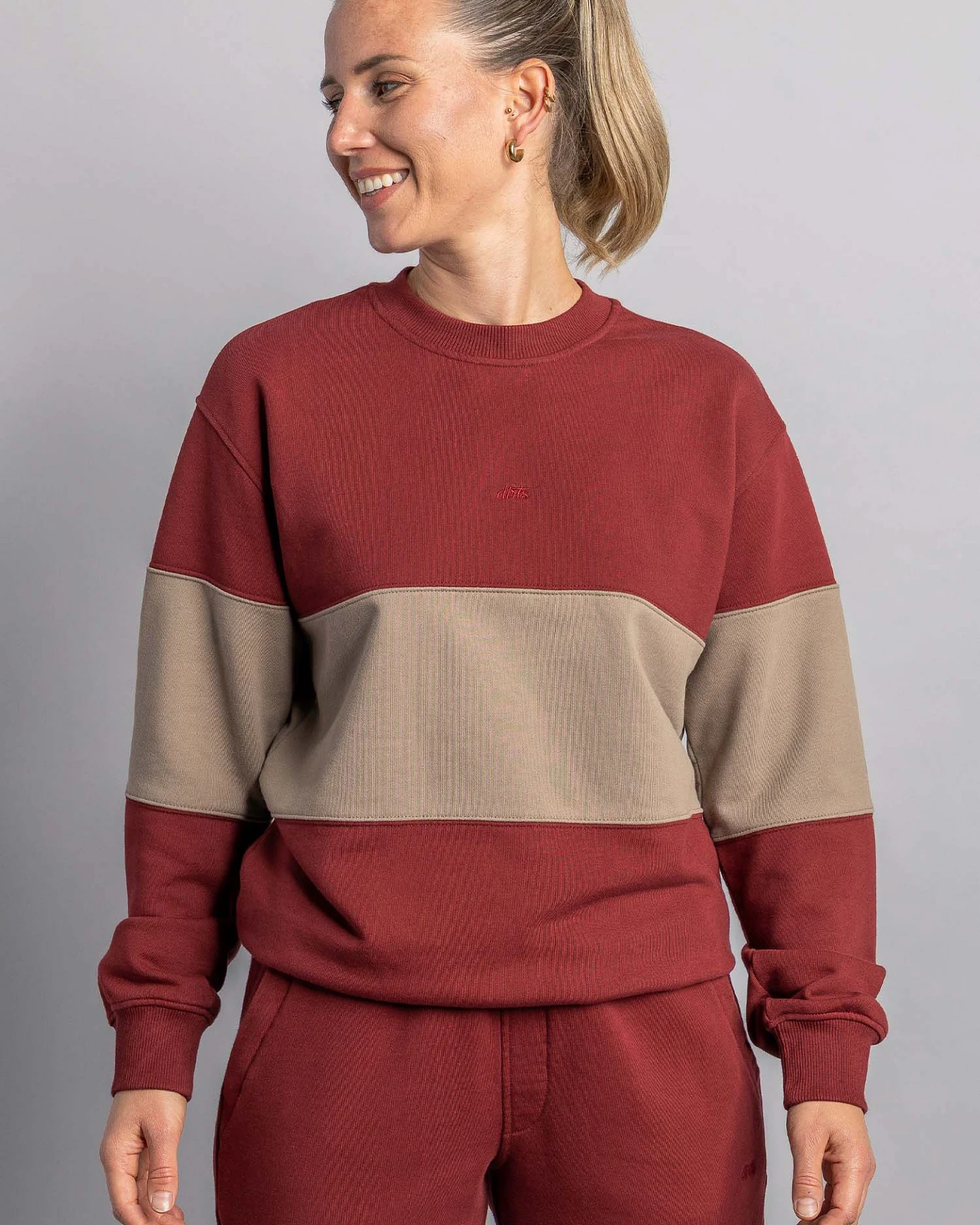 DIRTS Herren vegan Sweatshirt Classic Crewneck Color Block Royal Burgundy/Walnut – Ansicht 2