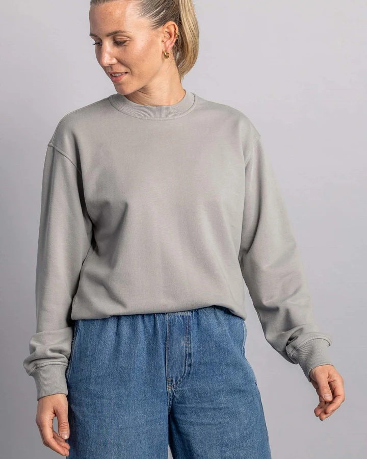 DIRTS Herren vegan Sweatshirt Klassischer Rundhalsausschnitt Cloudy Grey