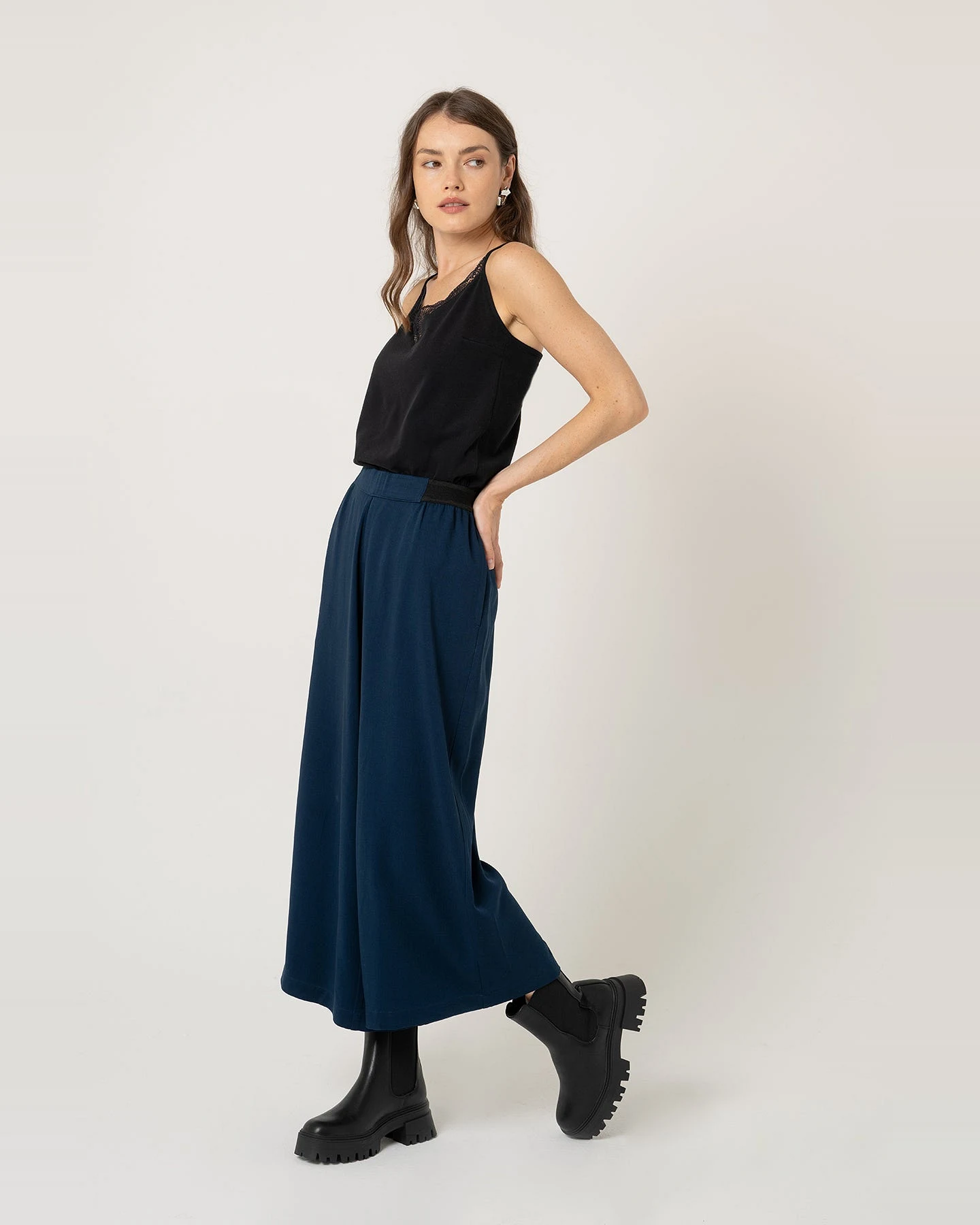 LOVJOI Damen vegan Hose Tavira Nightfall Blue – Ansicht 2
