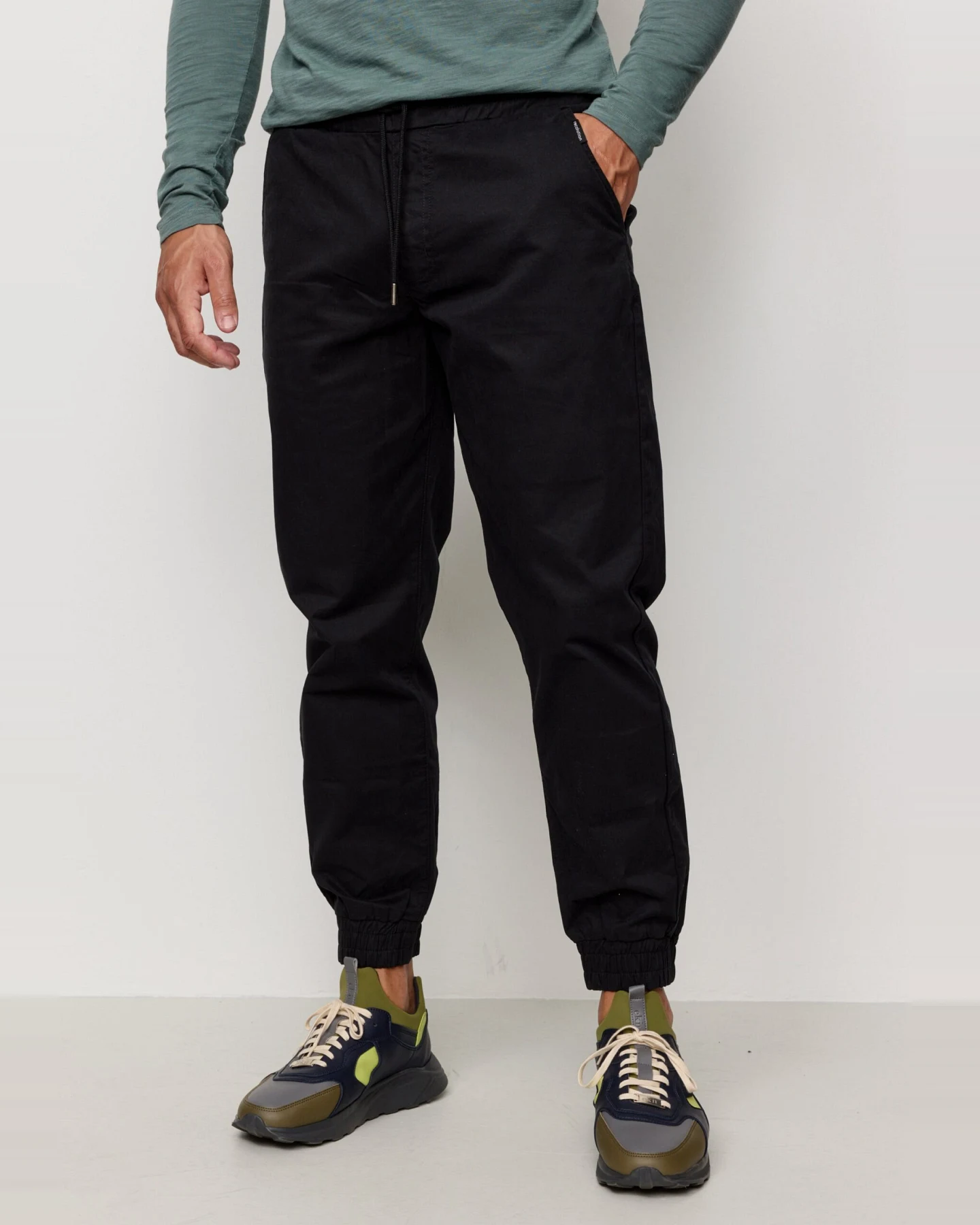 Recolution Herren vegan Jogginghose Chino Musa Schwarz – Ansicht 2