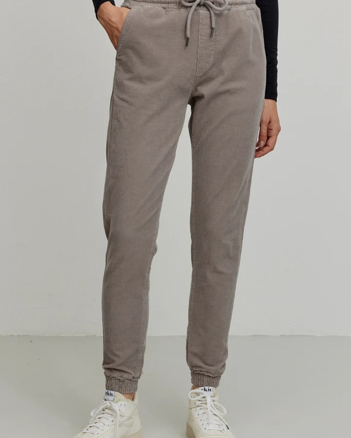 Recolution Damen vegan Jogginghose Chino Cord Chaiturus Hazel Braun