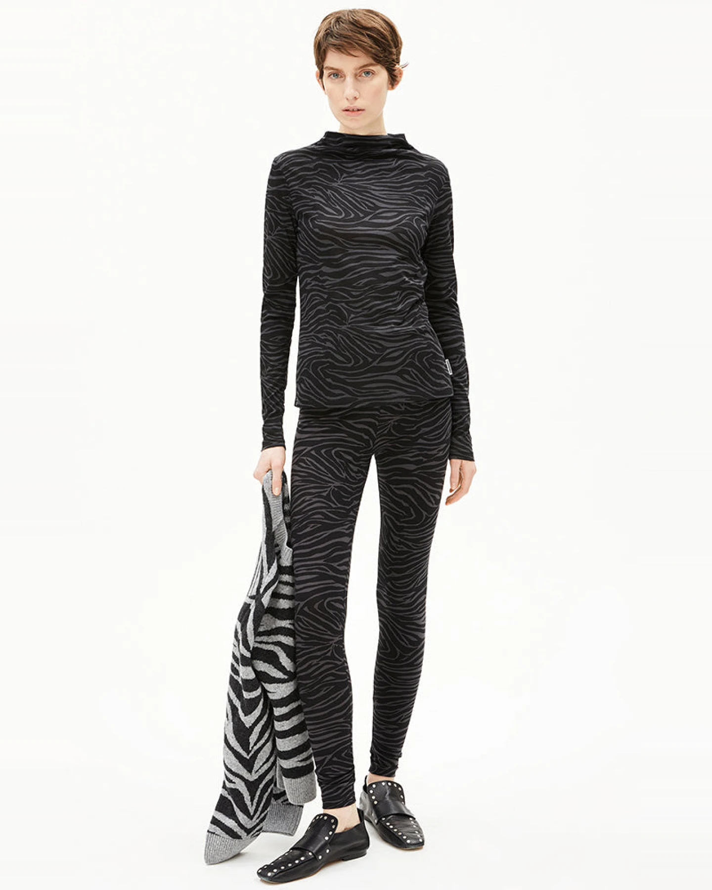 ARMEDANGELS Damen vegan Longsleeve Calunaa Zebra Schwarz/Grau – Ansicht 2