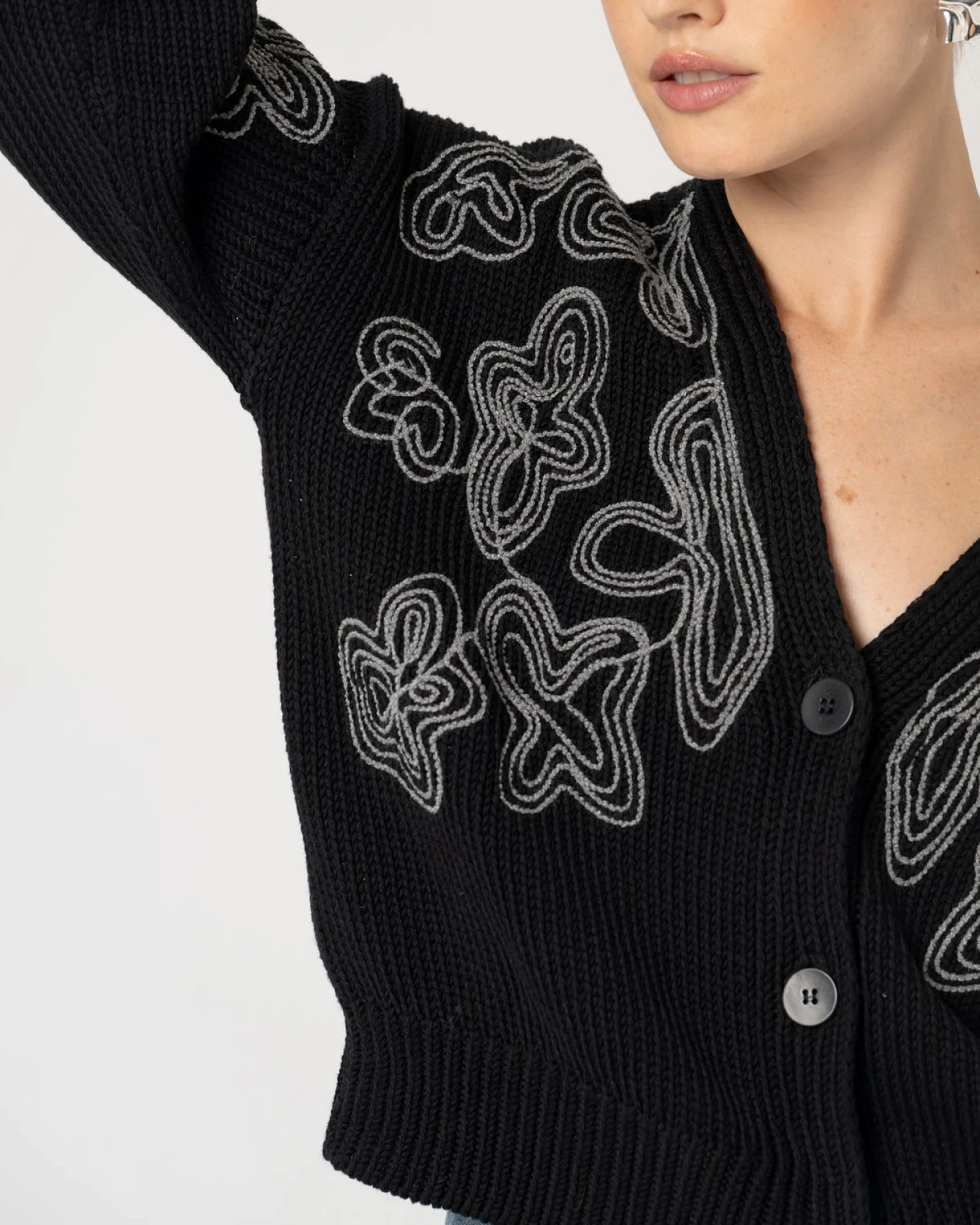 LOVJOI Damen vegan Strickjacke Leylah Schwarz Grau – Ansicht 2