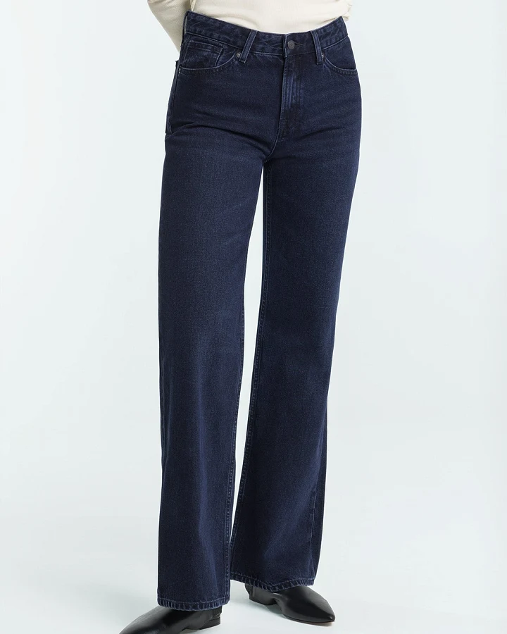 Kings of Indigo Damen vegan Jeans Flare Jane Holo Blau Schwarz