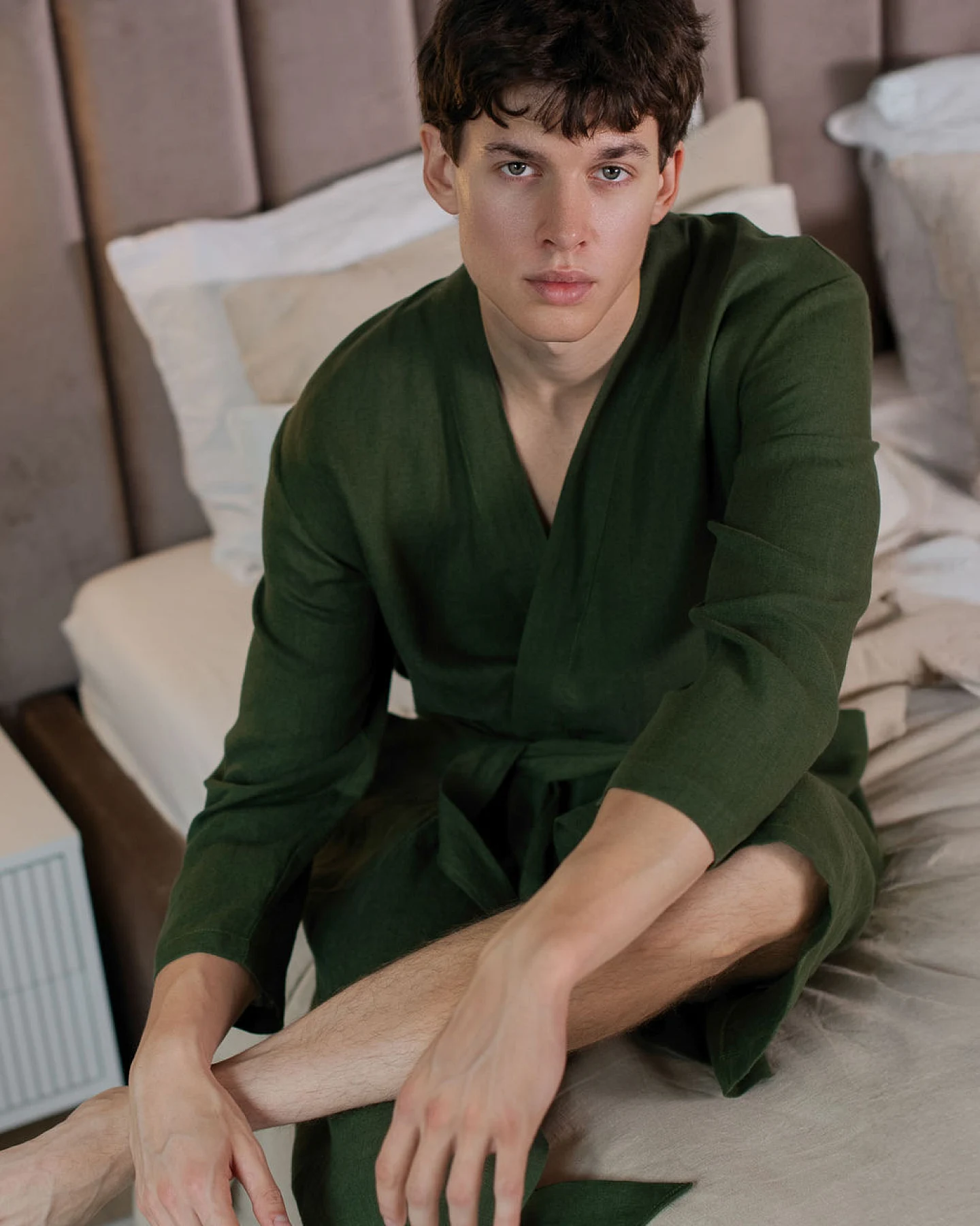 Amber Linen Herren vegan Bademantel Waldgrün – Ansicht 2