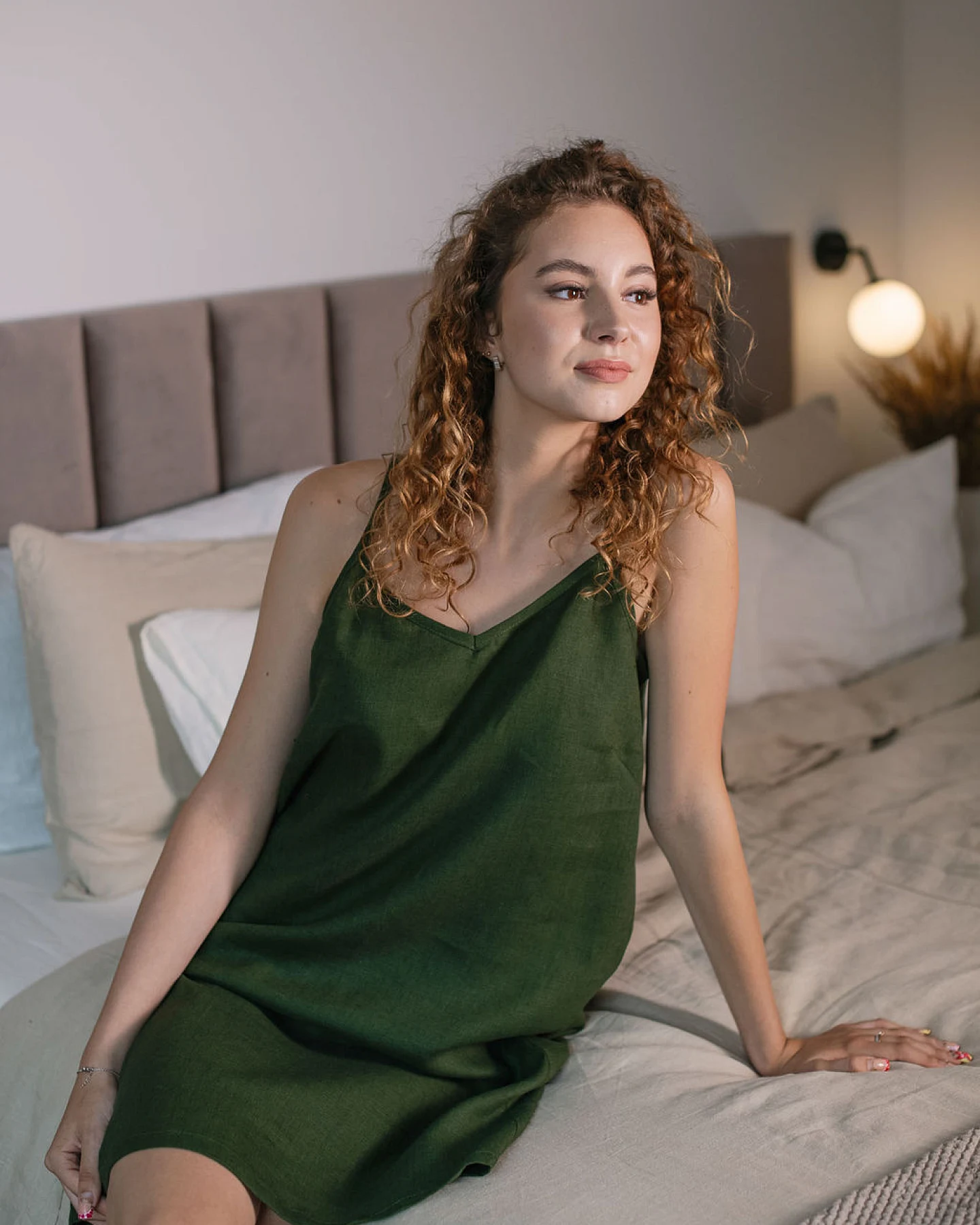Amber Linen Damen vegan Nachthemd Lisa Waldgrün – Ansicht 2