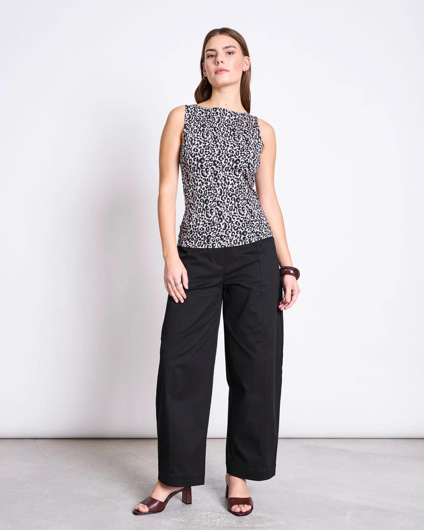 JAN 'N JUNE Damen vegan Top Mit Bootsausschnitt Felis Leo Print – Ansicht 2