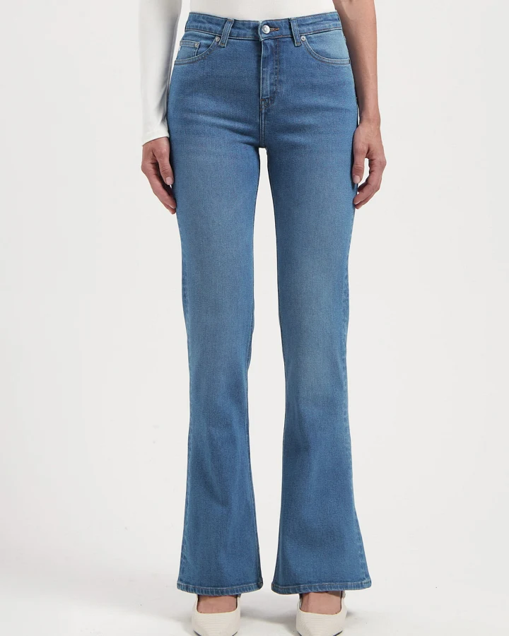 MUD Jeans Damen vegan Jeans Flared Isy Fan Stone Blue