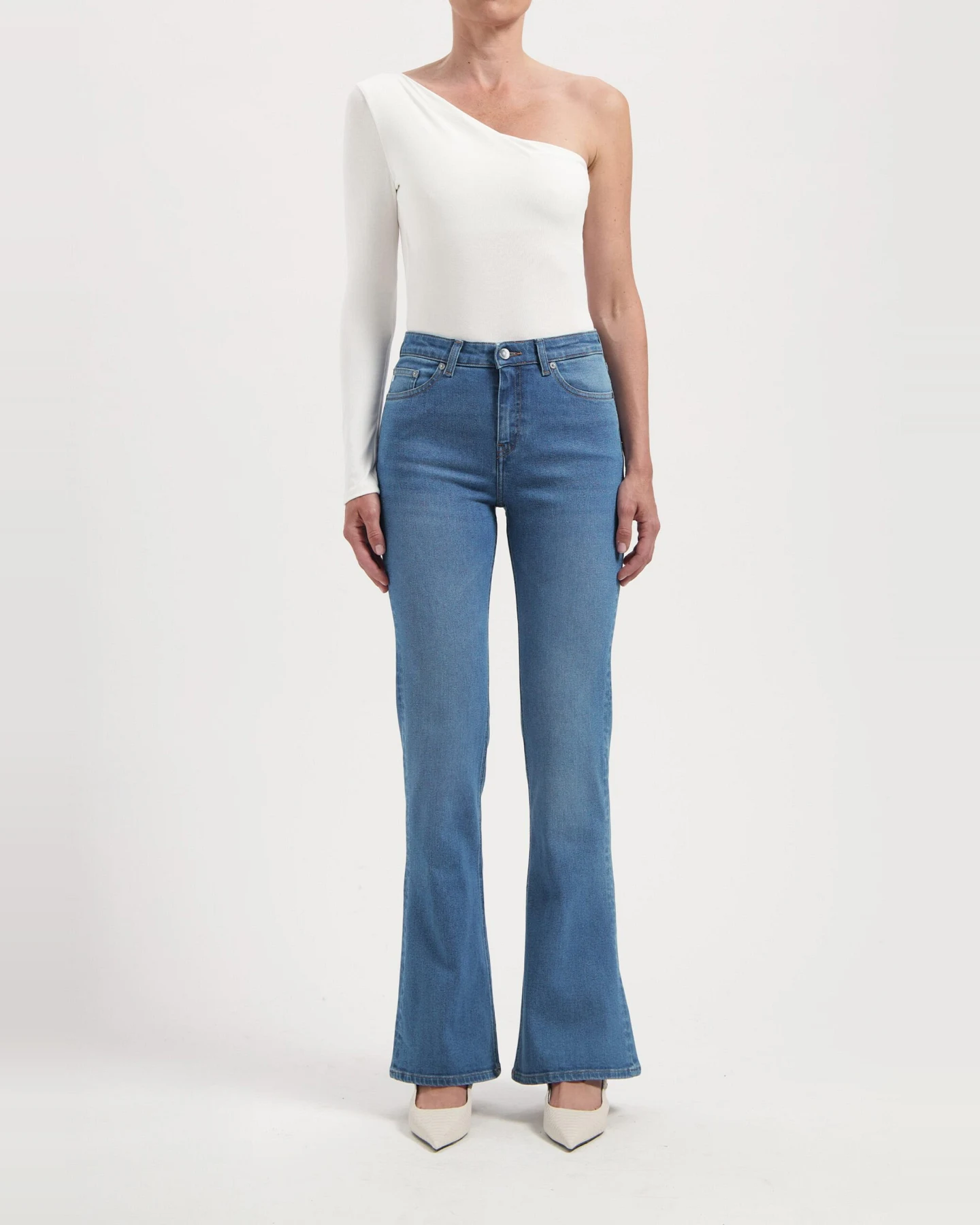 MUD Jeans Damen vegan Jeans Flared Isy Fan Stone Blue – Ansicht 2