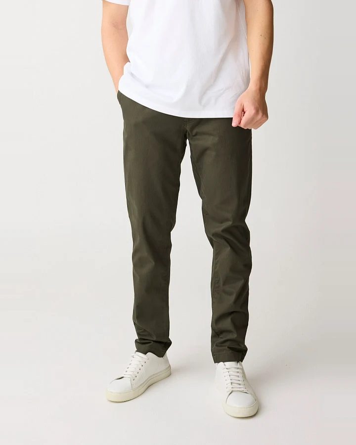 KnowledgeCotton Apparel Herren vegan Chino-Hose Luca Slim Twill Forrest Night
