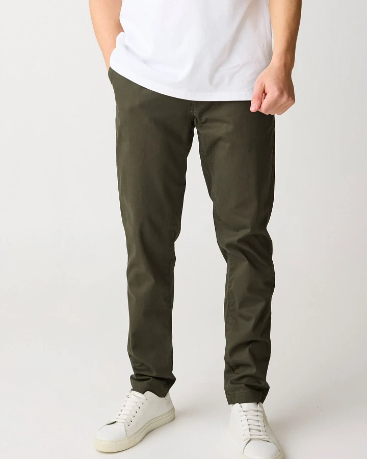 KnowledgeCotton Apparel Herren vegan Chino-Hose Luca Slim Twill Forrest Night