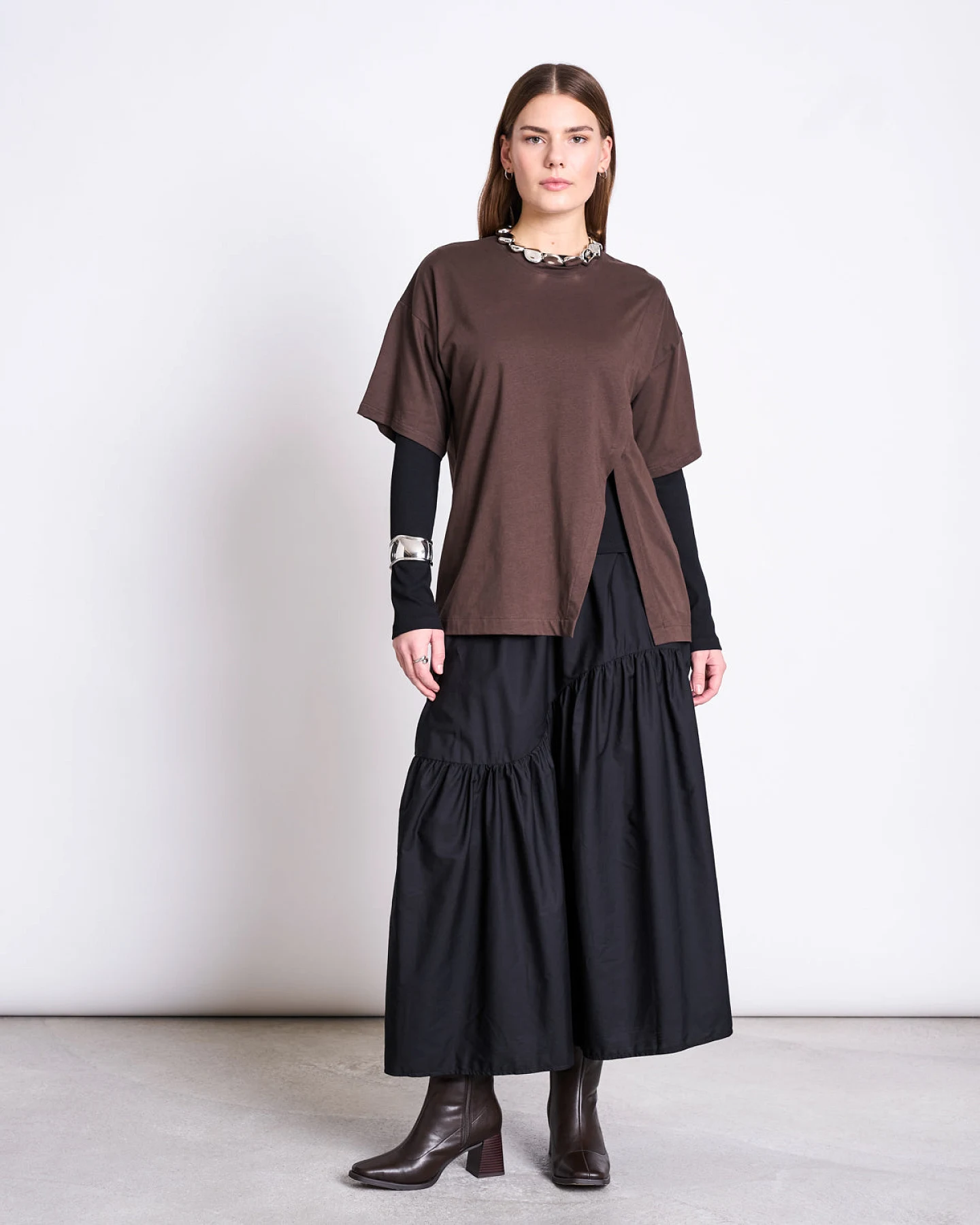 JAN 'N JUNE Damen vegan T-Shirt Schlitz Nadil Schlammbraun – Ansicht 2
