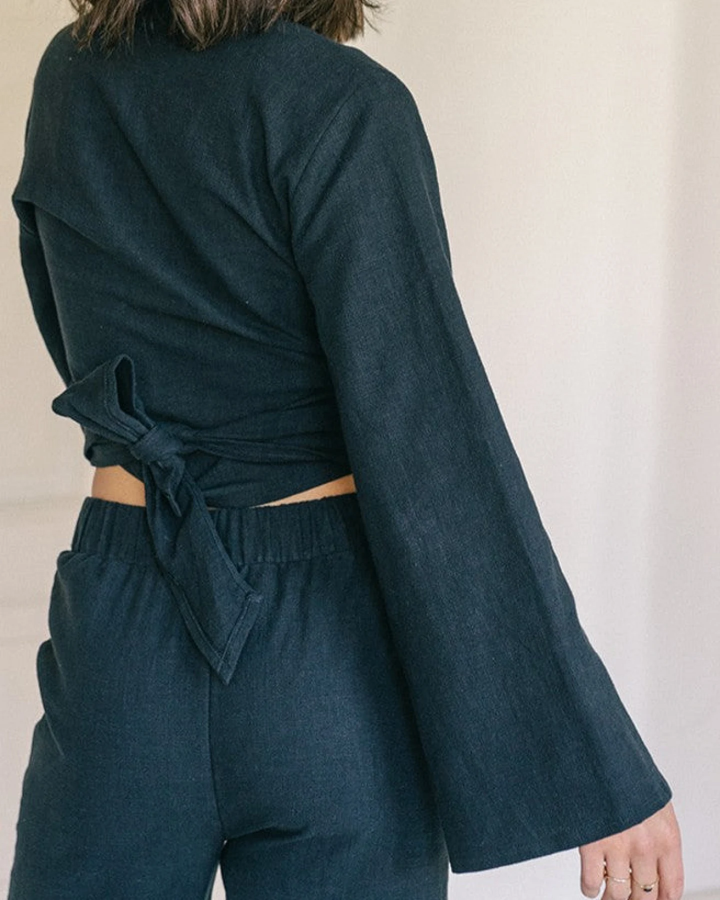 The View Yoga Damen vegan Top Lijn Schwarz – Ansicht 2