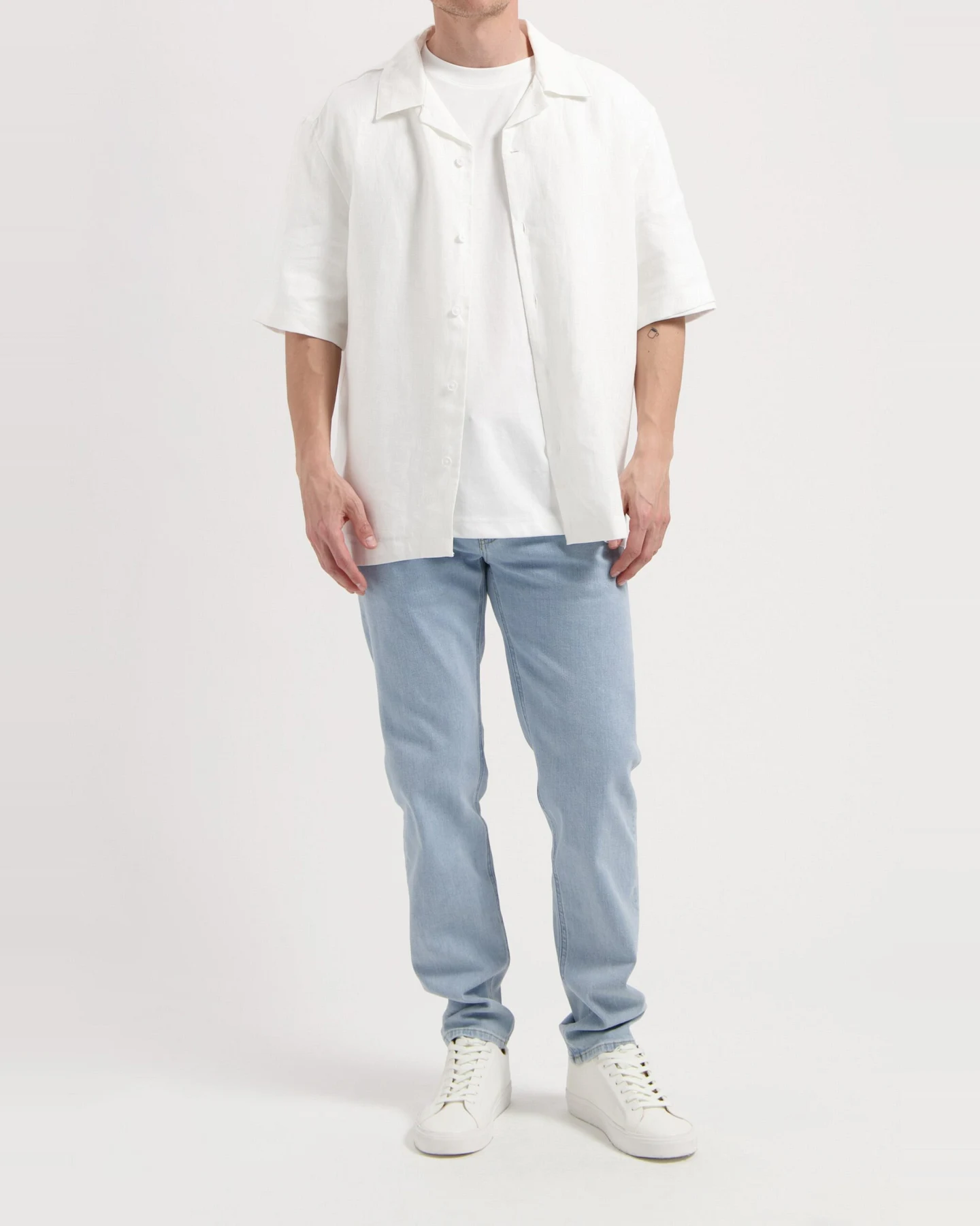 MUD Jeans Herren vegan Jeans Low Tapered Dunn Light Stone – Ansicht 2
