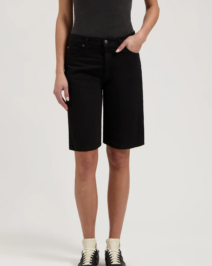 MUD Jeans Damen vegan Shorts Mid Suzy Black Dip