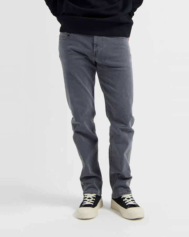 MUD Jeans Herren vegan Jeans Mid Straight Bryce Hellgrau