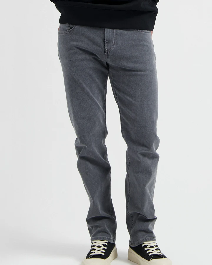 MUD Jeans Herren vegan Jeans Mid Straight Bryce Hellgrau