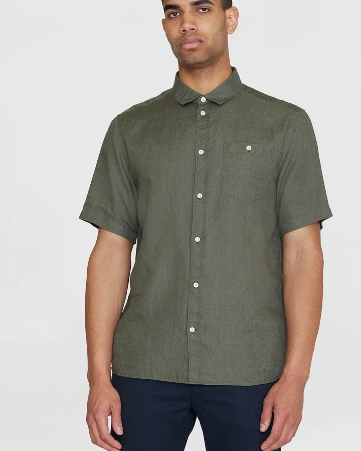 KnowledgeCotton Apparel Herren vegan Kurzarmhemd Custom Fit Burned Olive