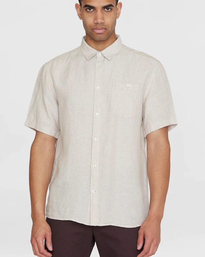 KnowledgeCotton Apparel Herren vegan Kurzarmhemd Custom Fit Light Feather Gray