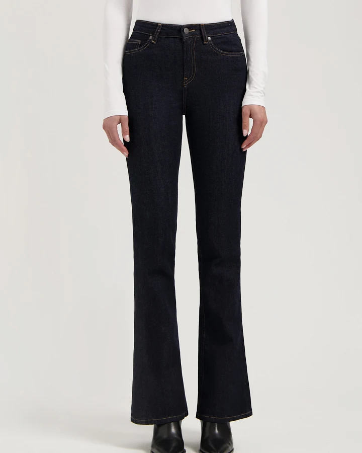 MUD Jeans Damen vegan Jeans High Flared Isy Strong Blau