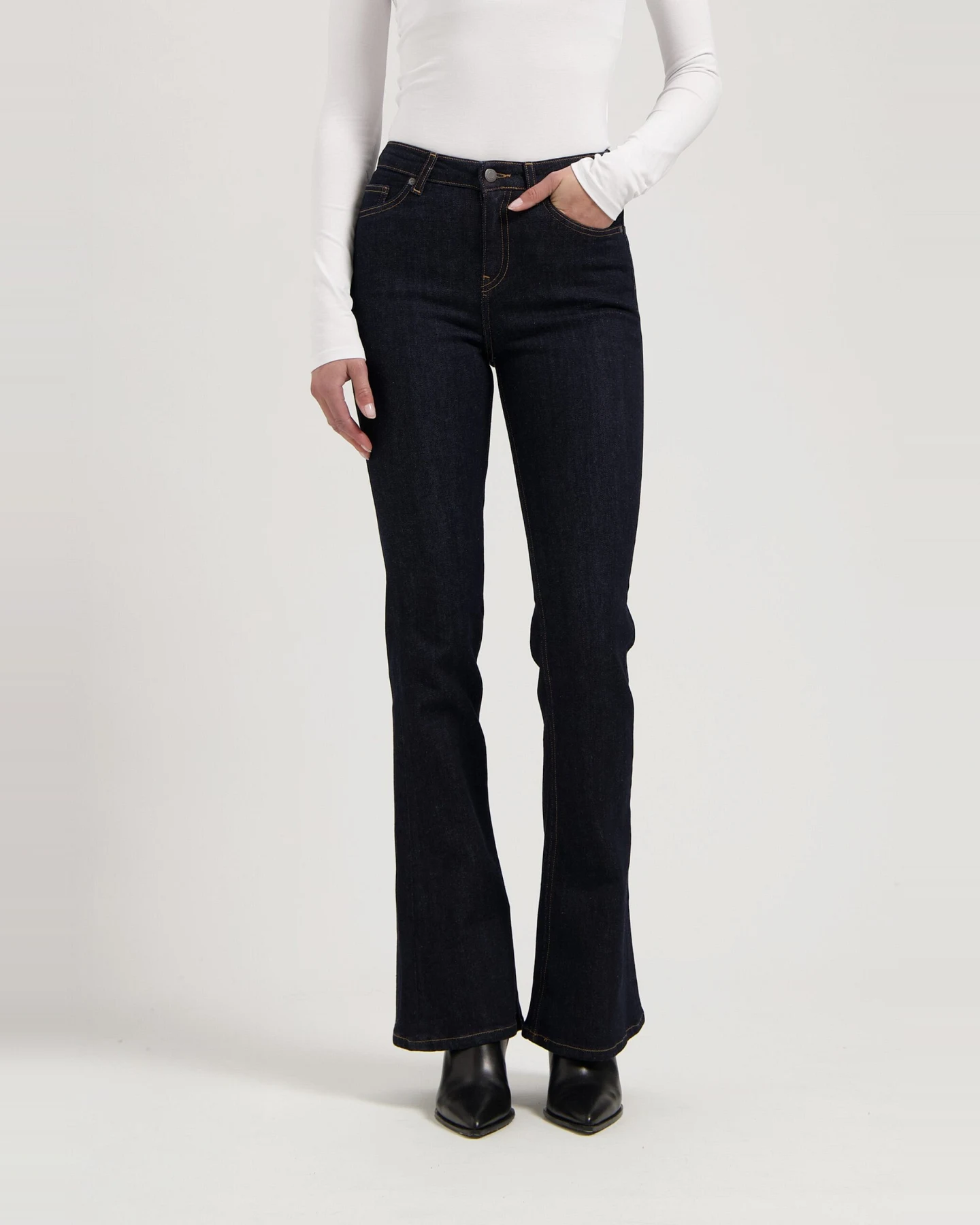 MUD Jeans Damen vegan Jeans High Flared Isy Strong Blau – Ansicht 2