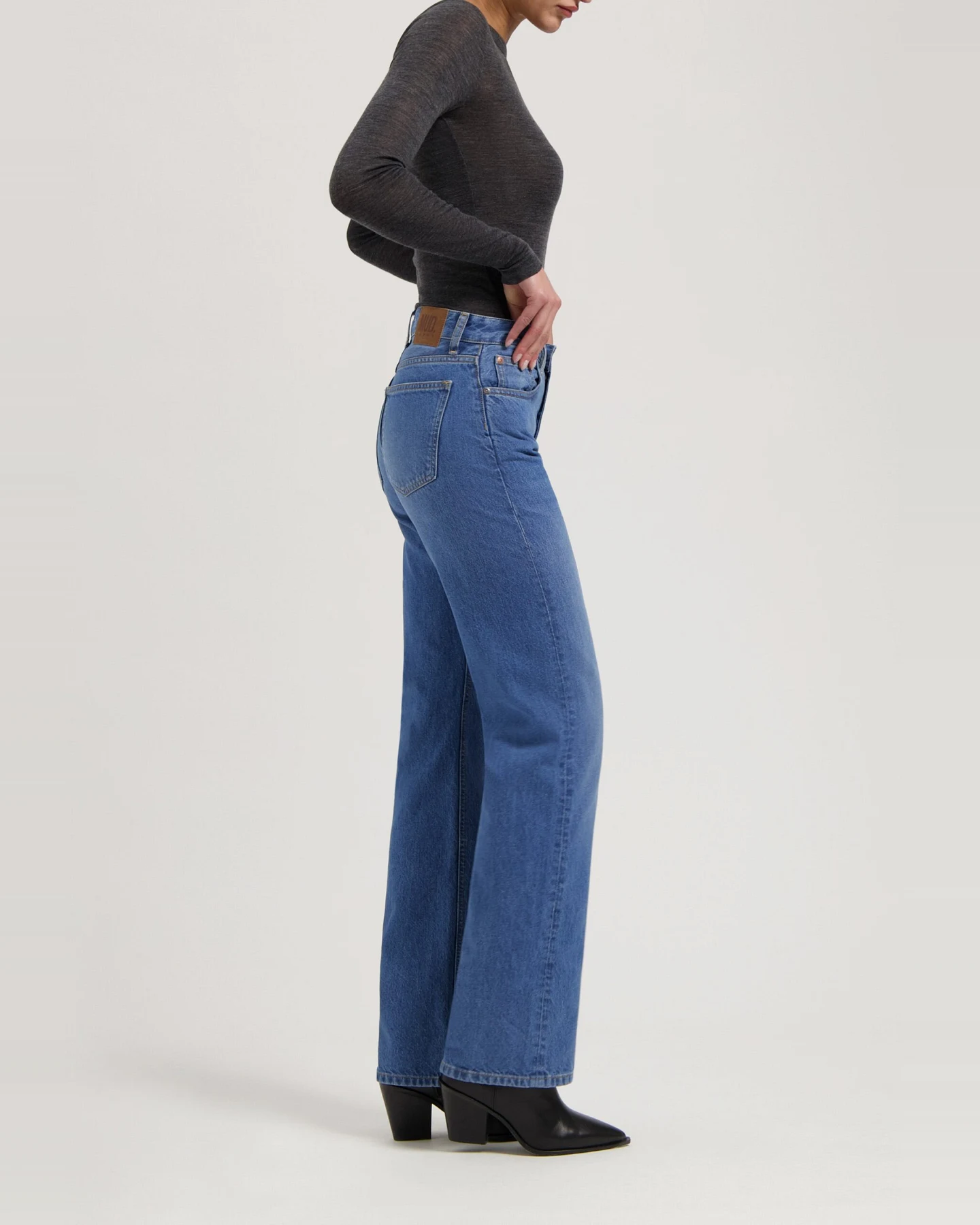 MUD Jeans Damen vegan Jeans Mid Loose Jamie Fresh Fade Blau – Ansicht 2
