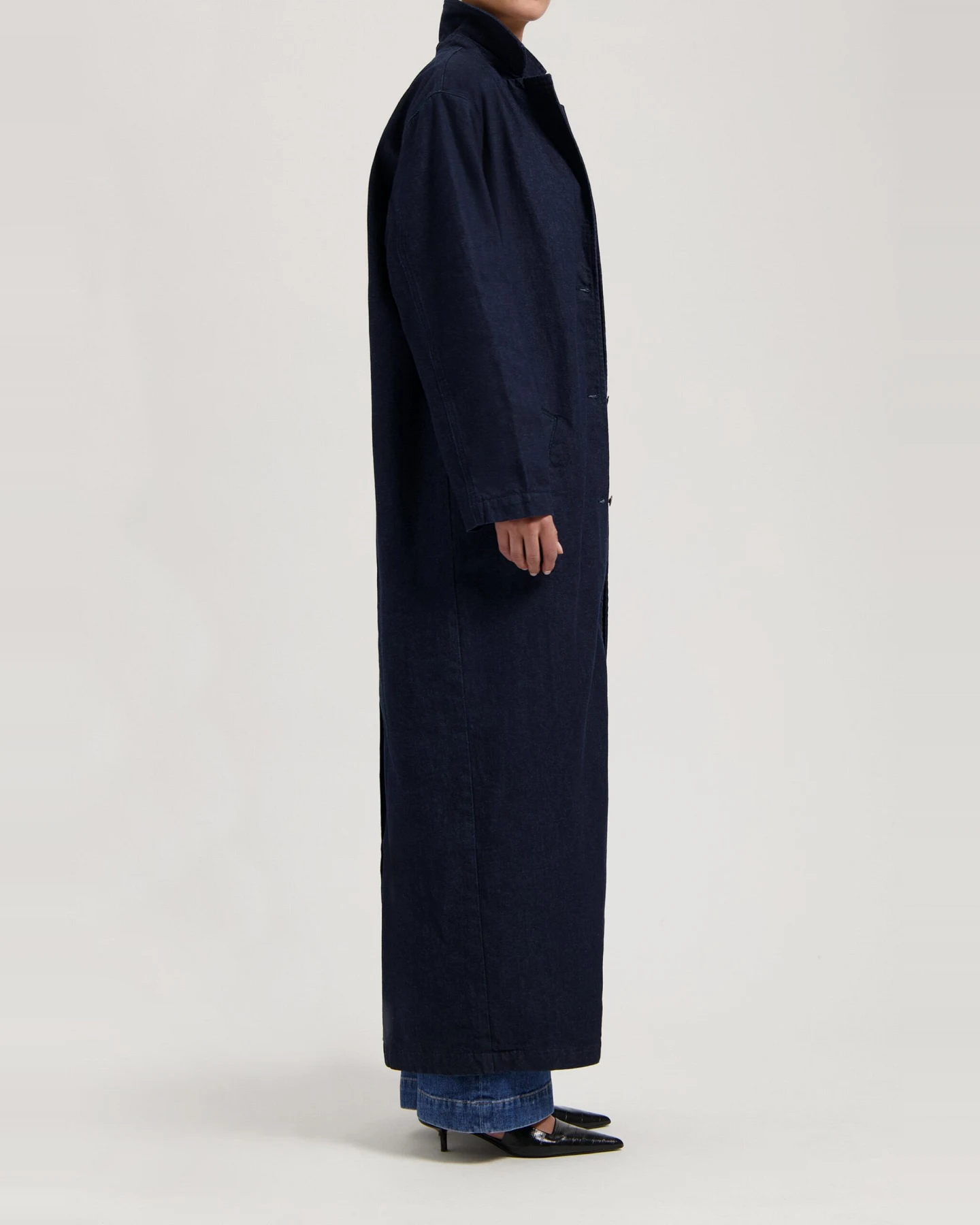 MUD Jeans Damen vegan Trenchcoat Elin Rinse Dunkelblau – Ansicht 2