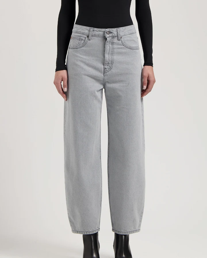MUD Jeans Damen vegan Jeans High Barrel Brooke Hellgrau