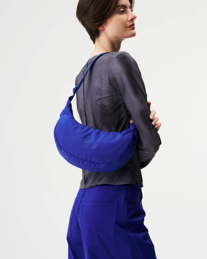 pinqponq Damen vegan Tasche Cross Body Krumm Klein Ultimate Blau