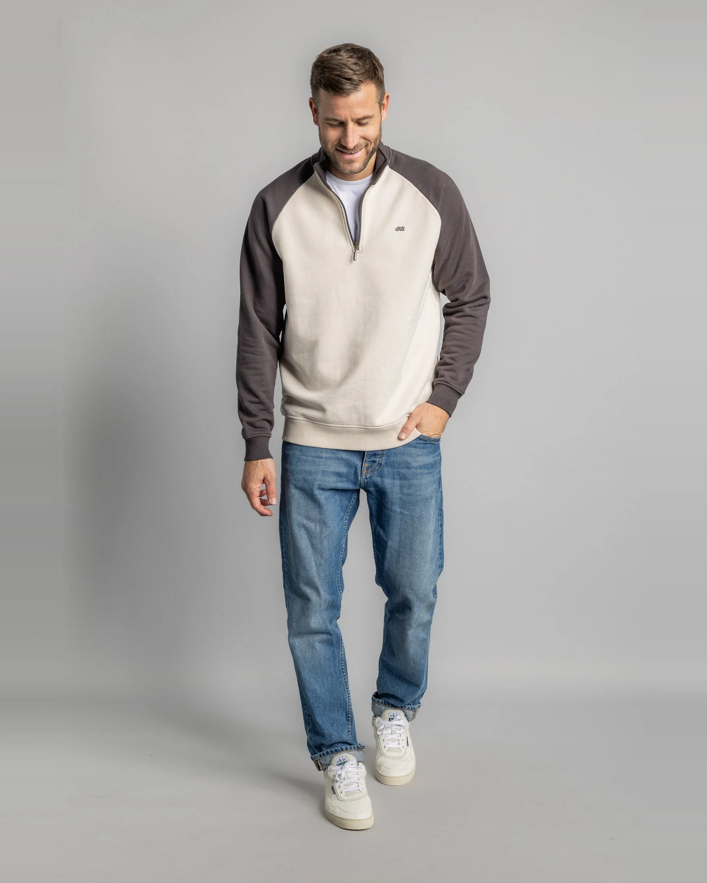 DIRTS Herren vegan Pullover Color Block Quarter Zip Hafermilch/Kastanie – Ansicht 2