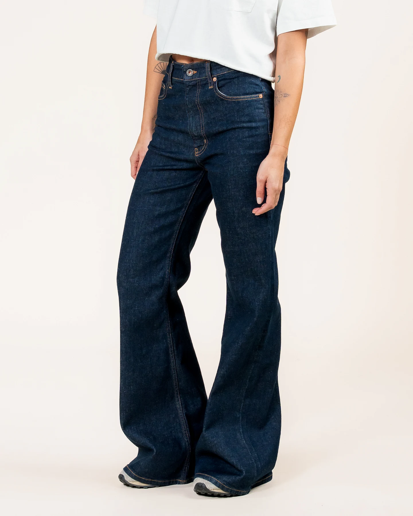 Kuyichi Damen vegan Jeans Vivienne Flare Rinse Indigo – Ansicht 2