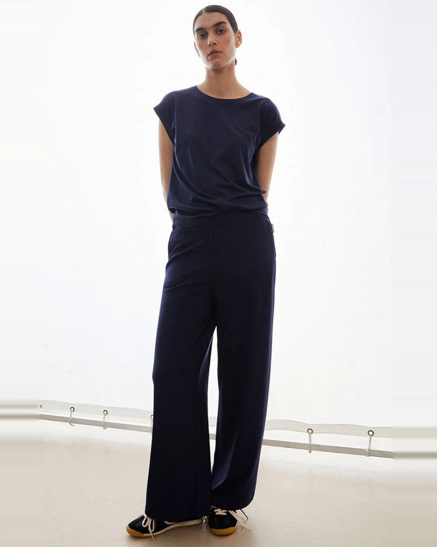 ARMEDANGELS Damen vegan Hose Himaari Tinted Navy – Ansicht 2