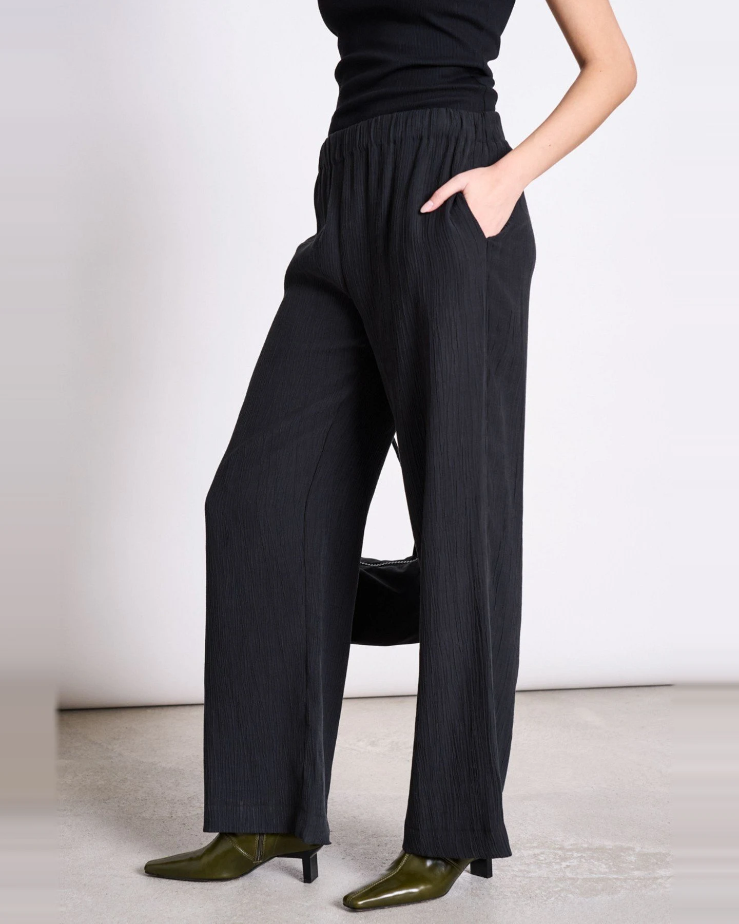 Hose Hava Crinkle Schwarz – Ansicht 5