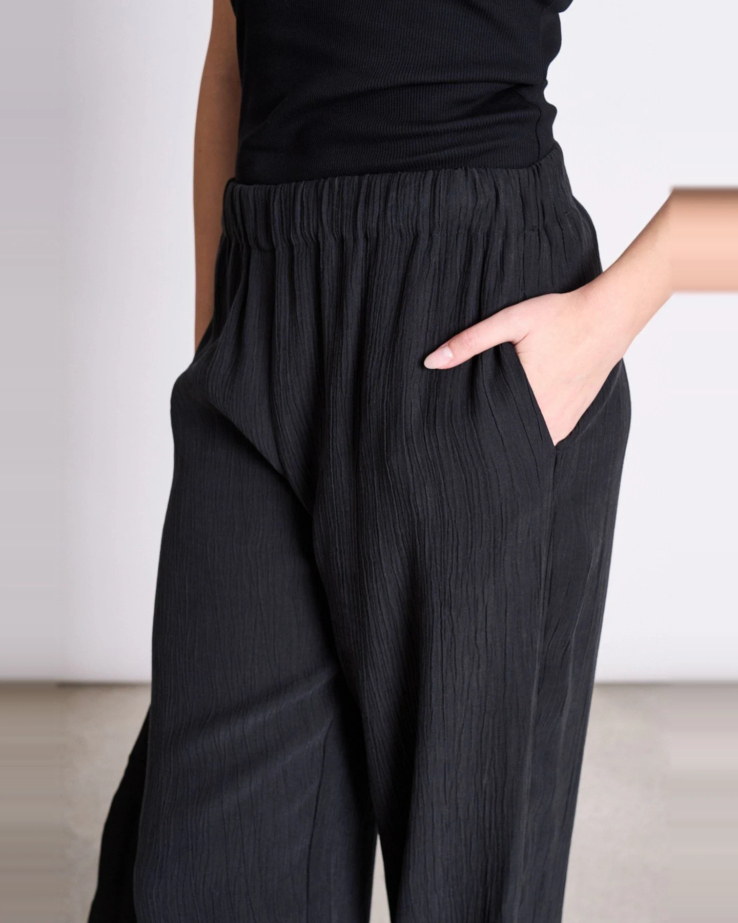 Hose Hava Crinkle Schwarz – Ansicht 4