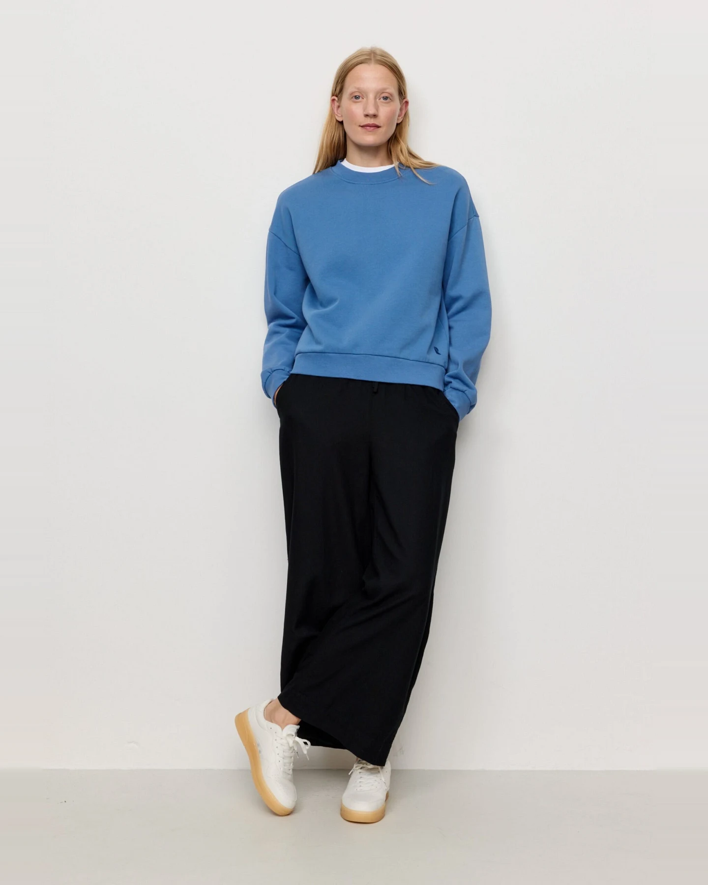 Recolution Damen vegan Sweatshirt Nerine Elektrisch Blau – Ansicht 2