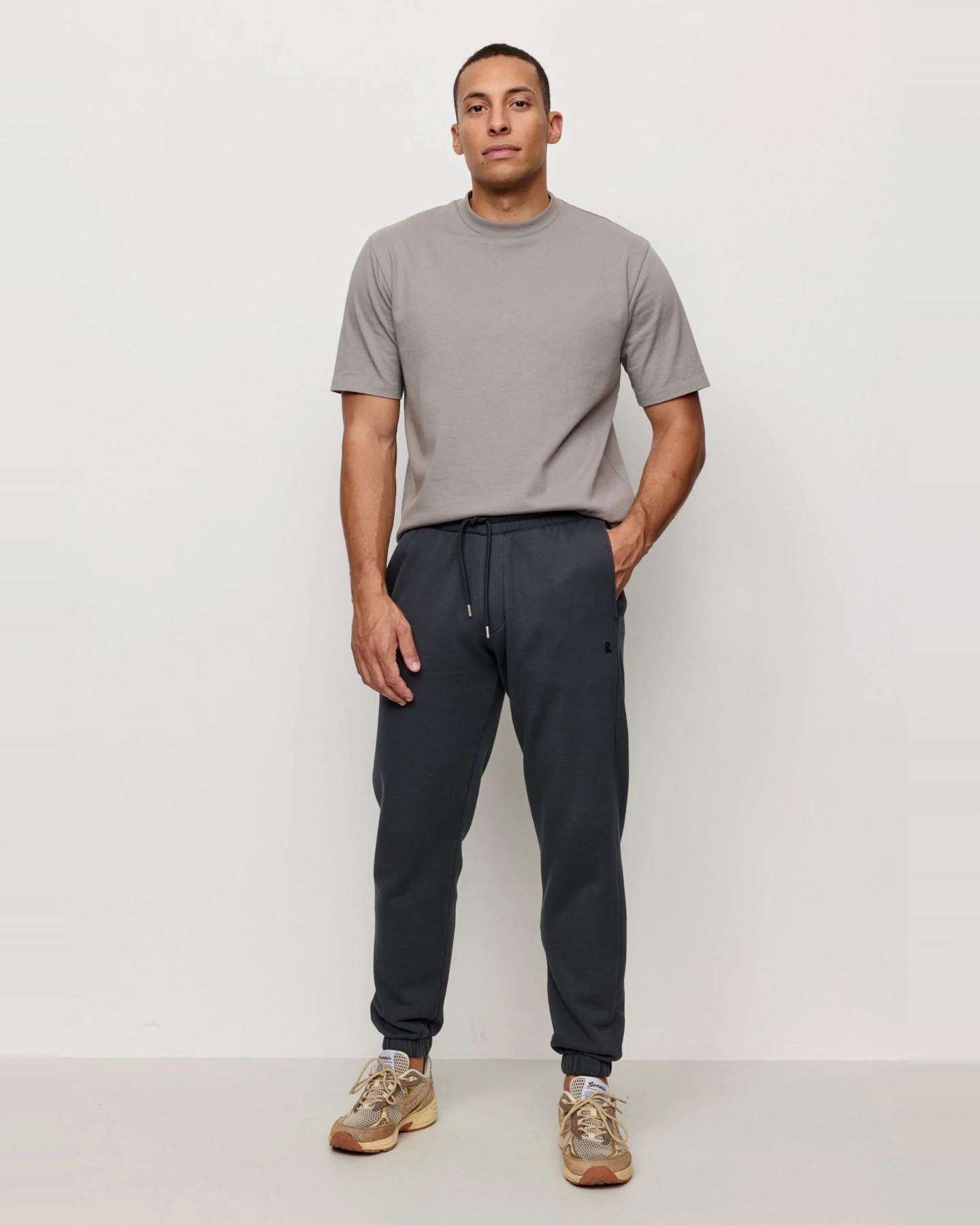 Recolution Herren vegan Sweatpants Thuja Dunkelgrau – Ansicht 2
