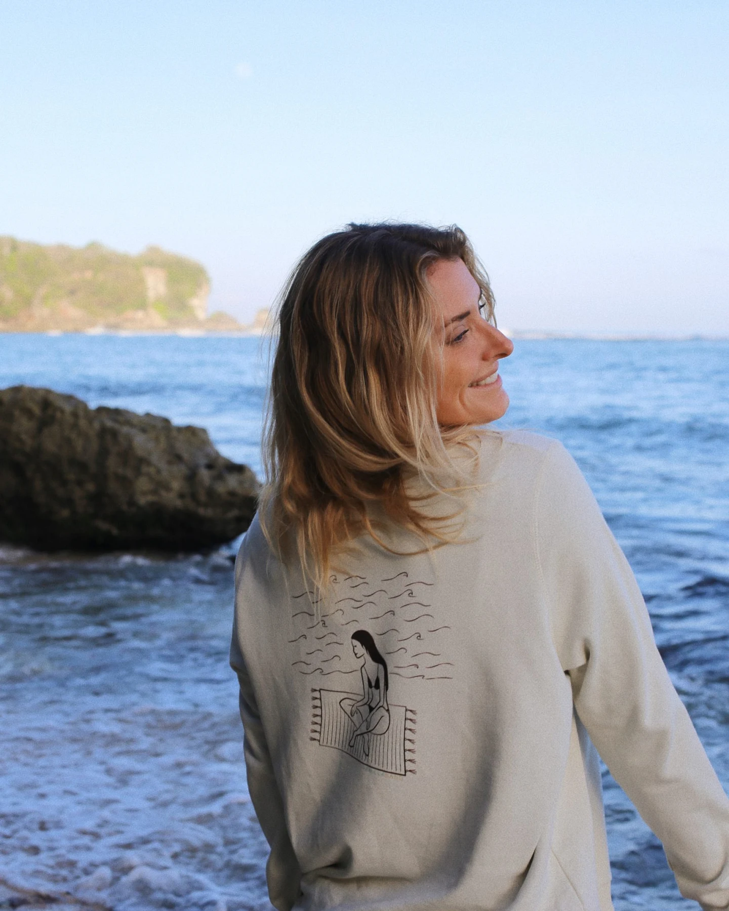 Vanilla Sand Damen vegan Sweatshirt Feel Good Embroided Ocean Ecru – Ansicht 2