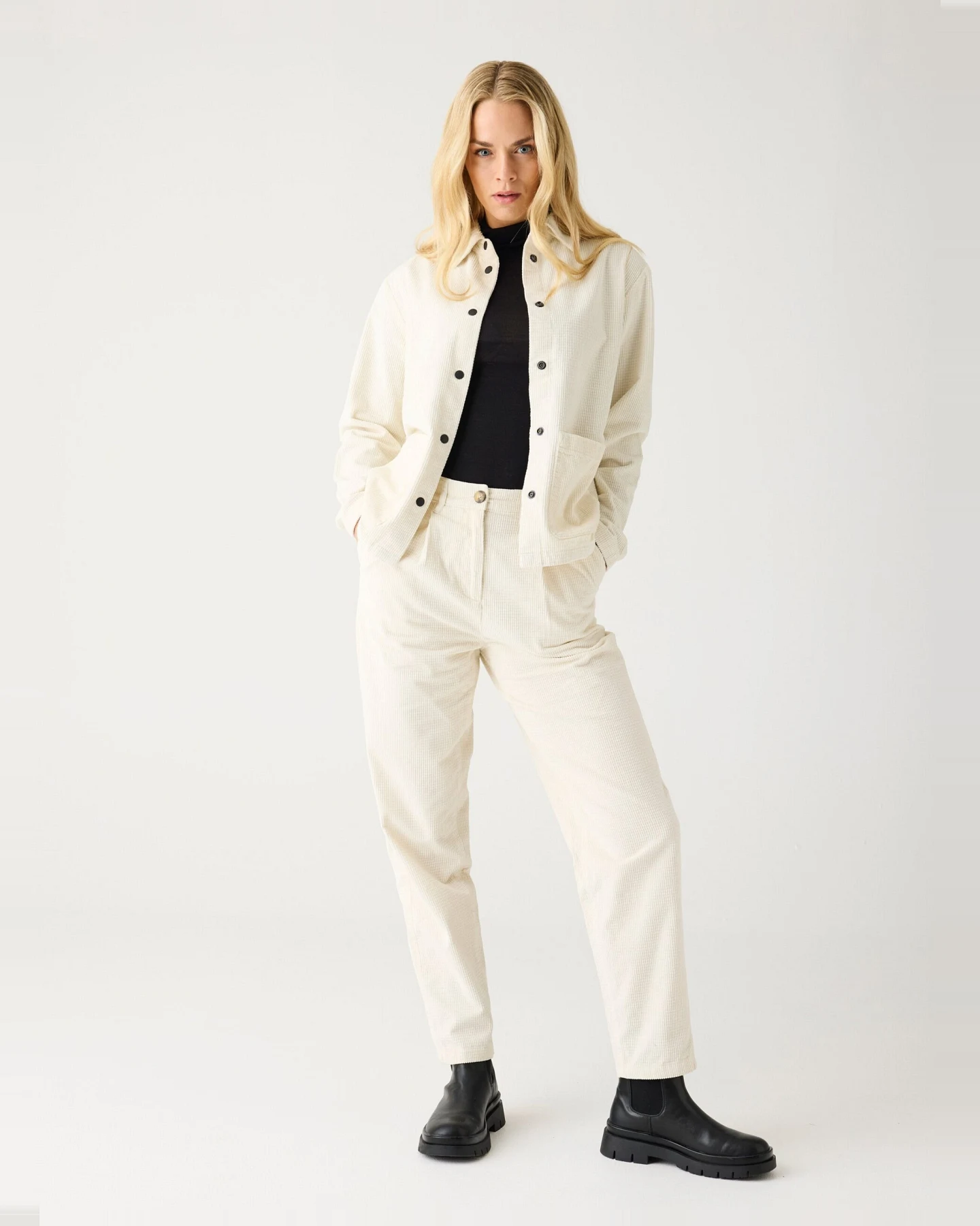 KnowledgeCotton Apparel Damen vegan Hose Chloe Corduroy Egret Weiß – Ansicht 2