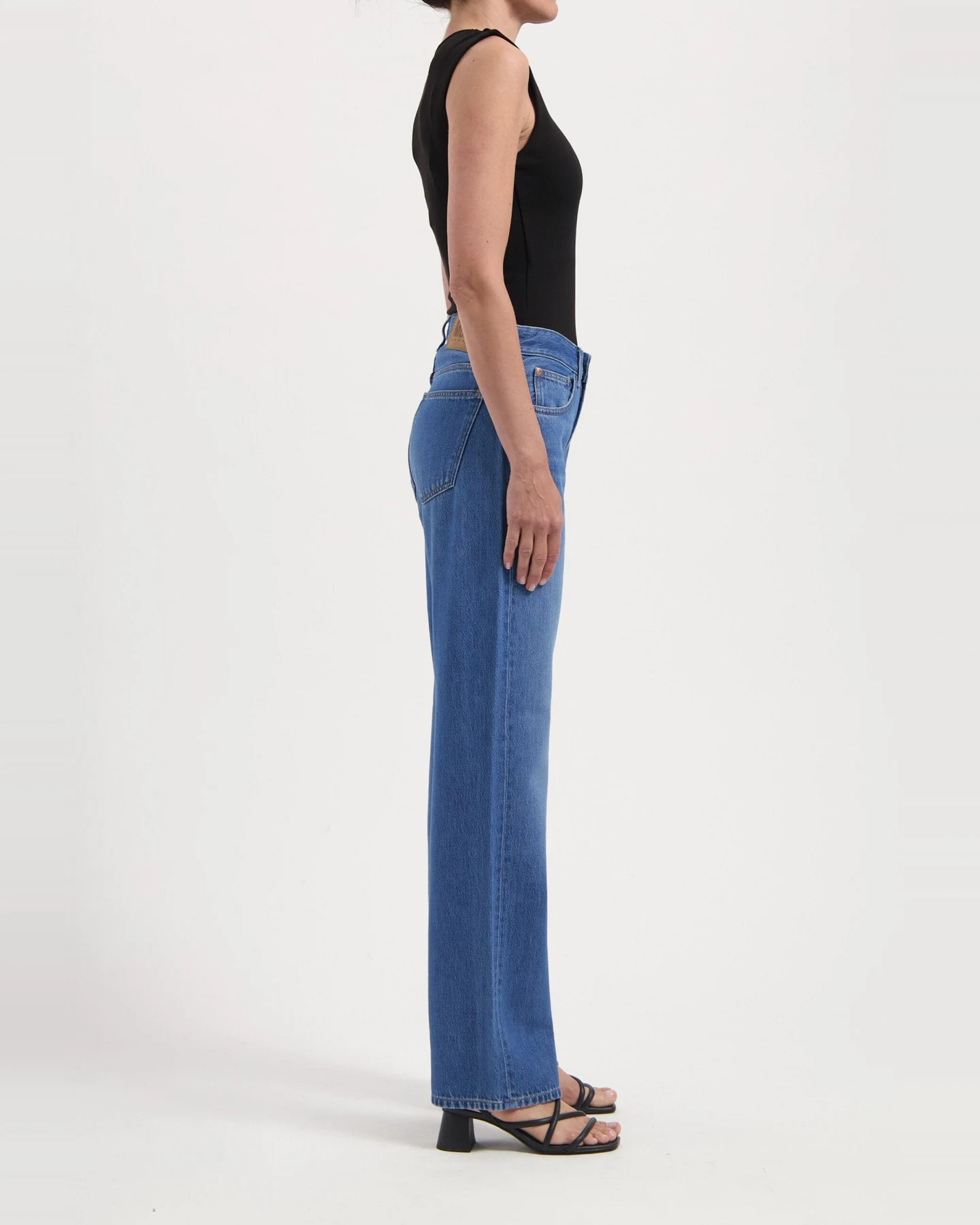 MUD Jeans Damen vegan Jeans Mid Loose Flow Jamie Medium Vintage Stone – Ansicht 2