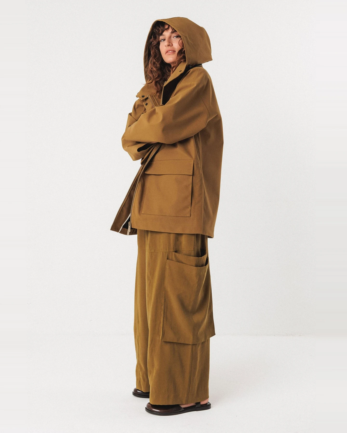 SKFK Damen vegan Regenmantel Sina Braun – Ansicht 2
